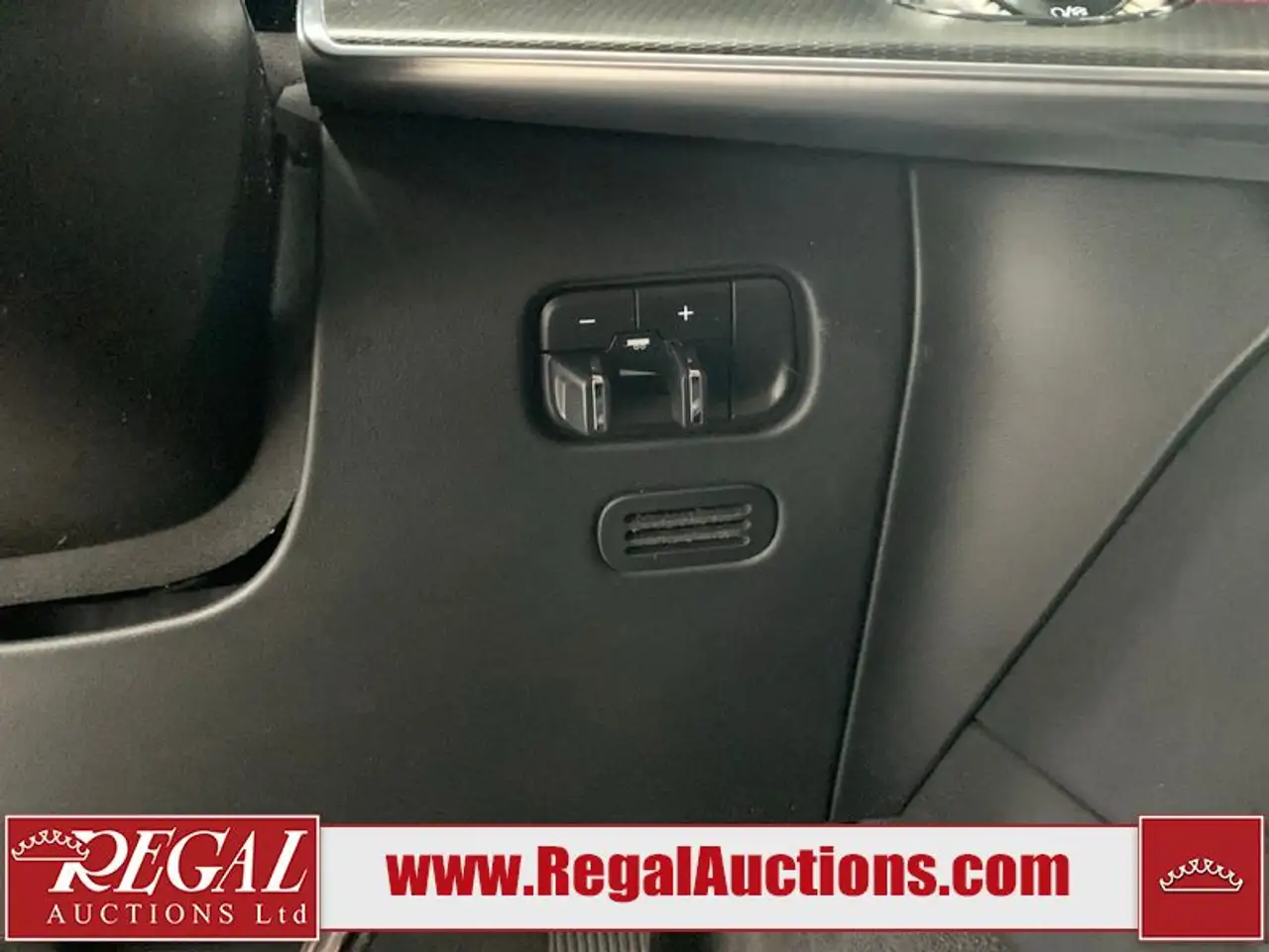 Jeep Grand Wagoneer - Image 22