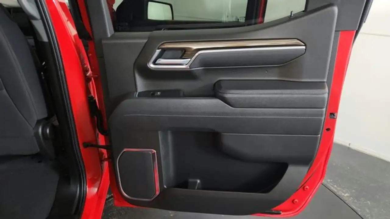 Chevrolet Silverado 1500 - Image 13