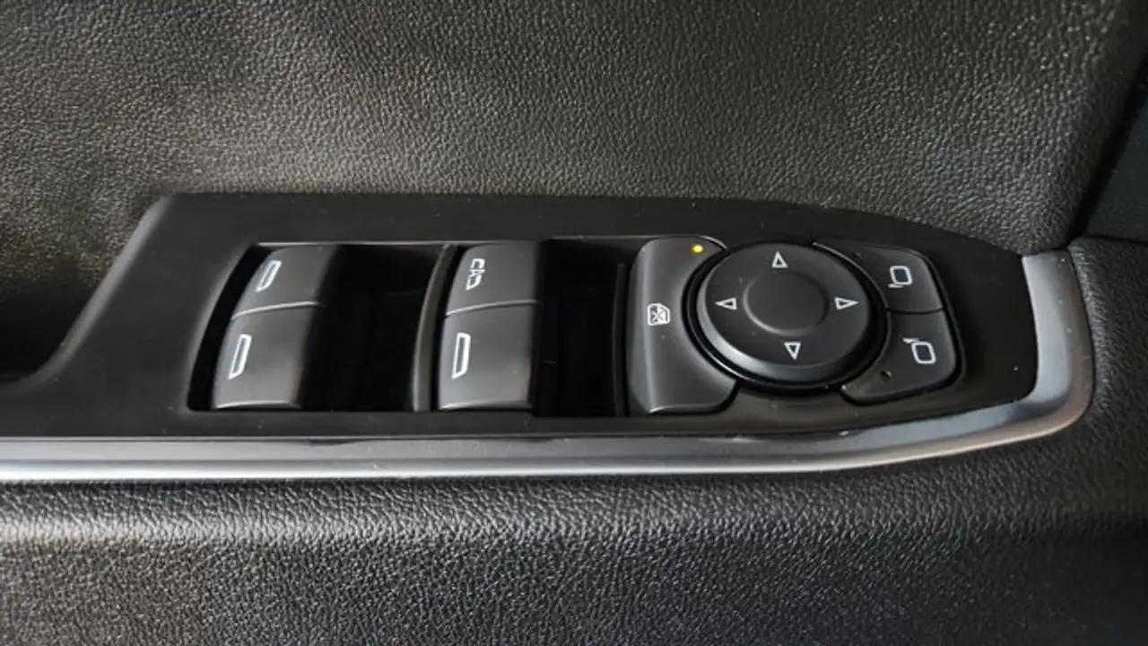 Chevrolet Silverado 1500 - Image 17