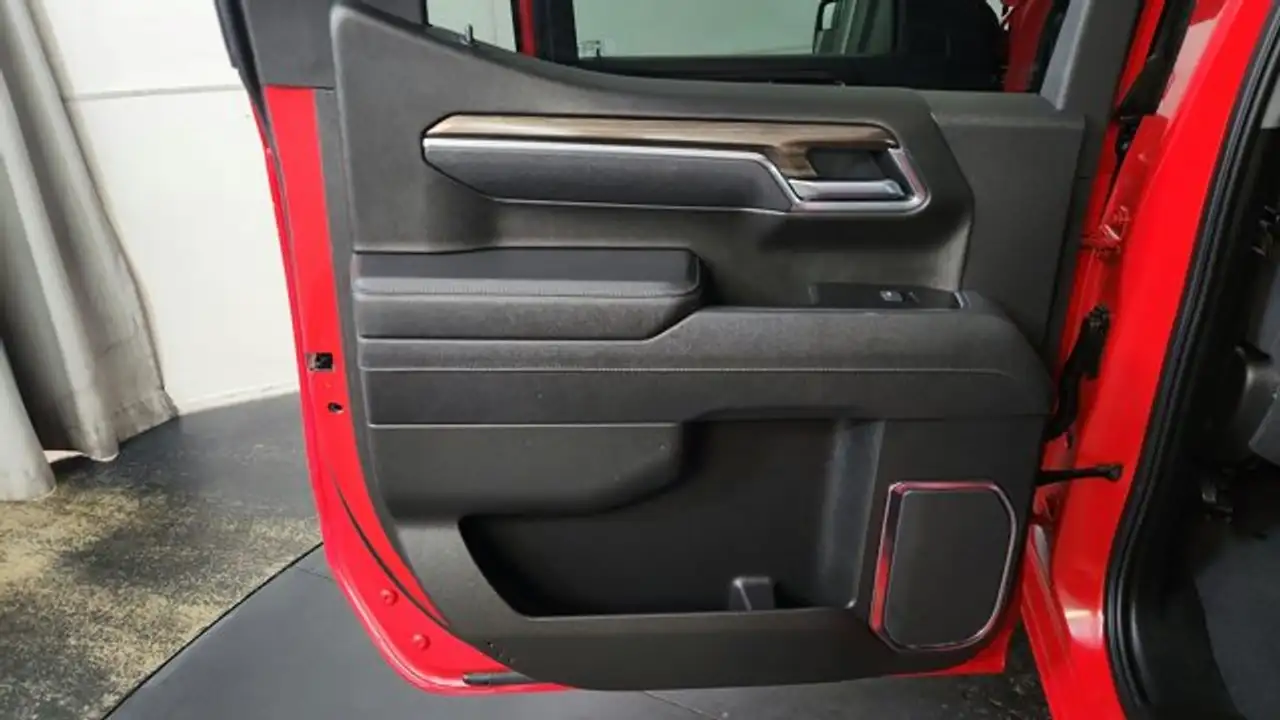 Chevrolet Silverado 1500 - Image 15