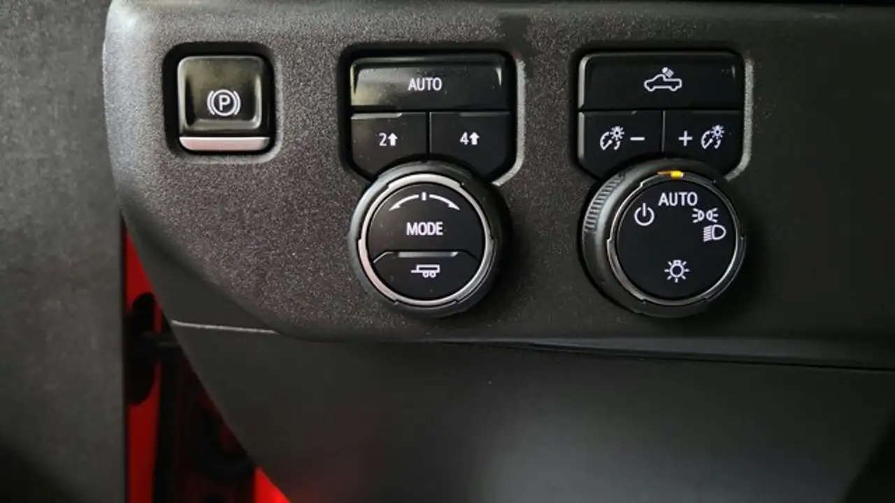 Chevrolet Silverado 1500 - Image 27