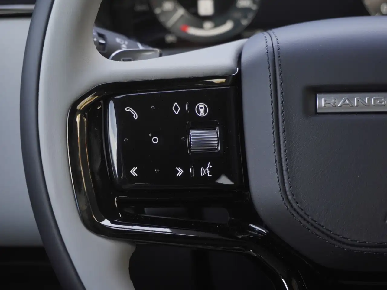 Land Rover Range Rover Velar - Image 13