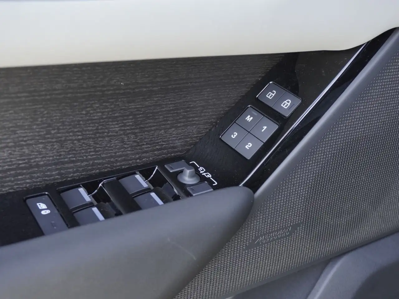 Land Rover Range Rover Velar - Image 30