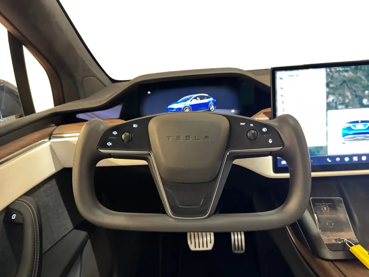 Tesla Model X - Image 11
