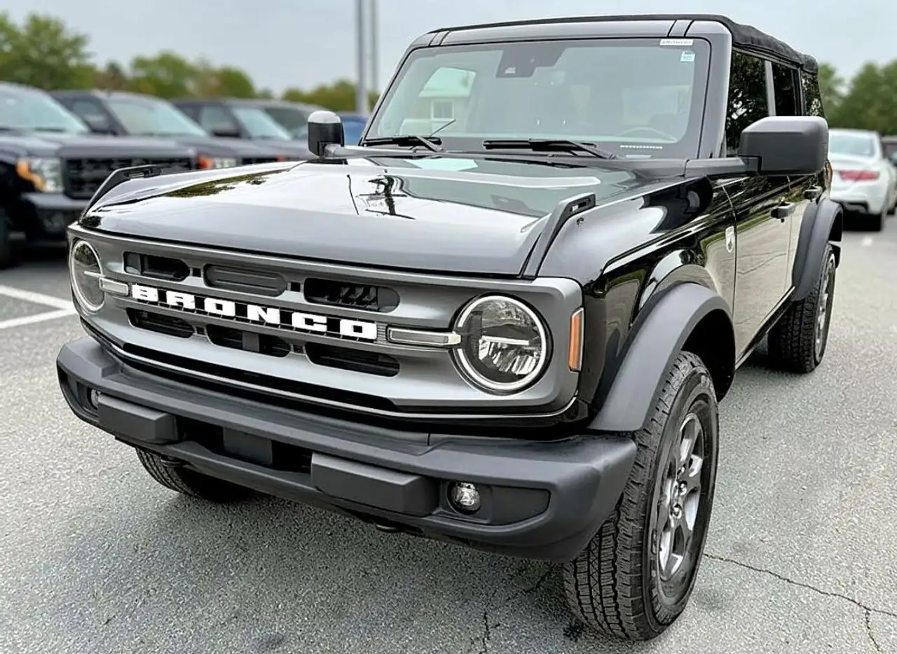 Ford Bronco - Image 11