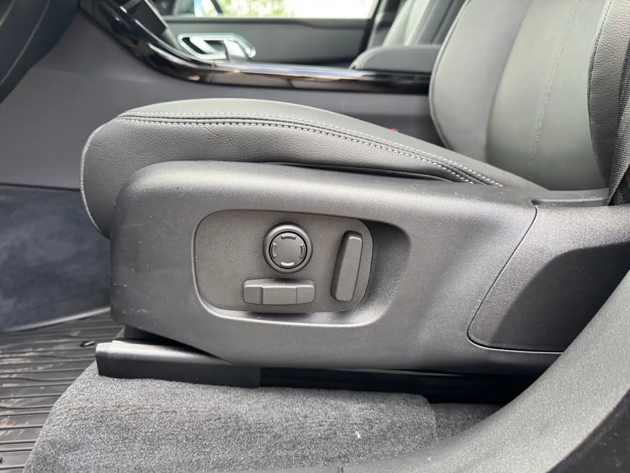 Land Rover Range Rover Velar - Image 24