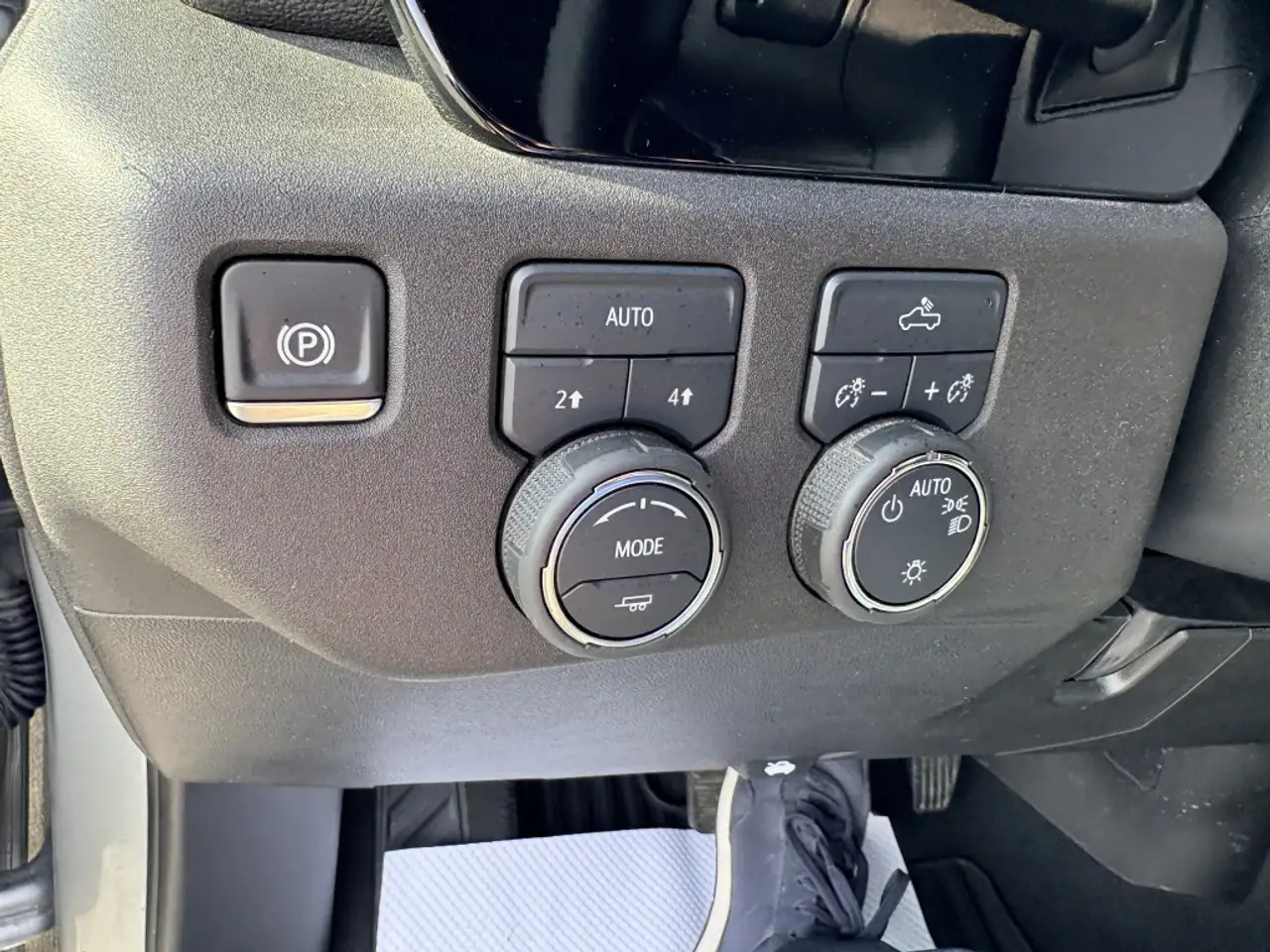 Chevrolet Silverado 1500 - Image 14