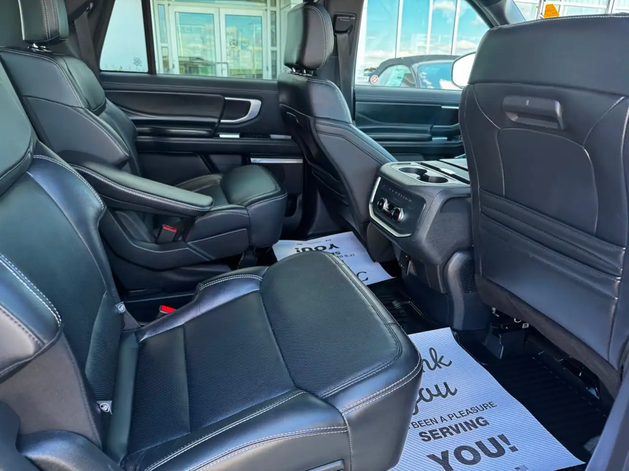 Ford Expedition - Image 11