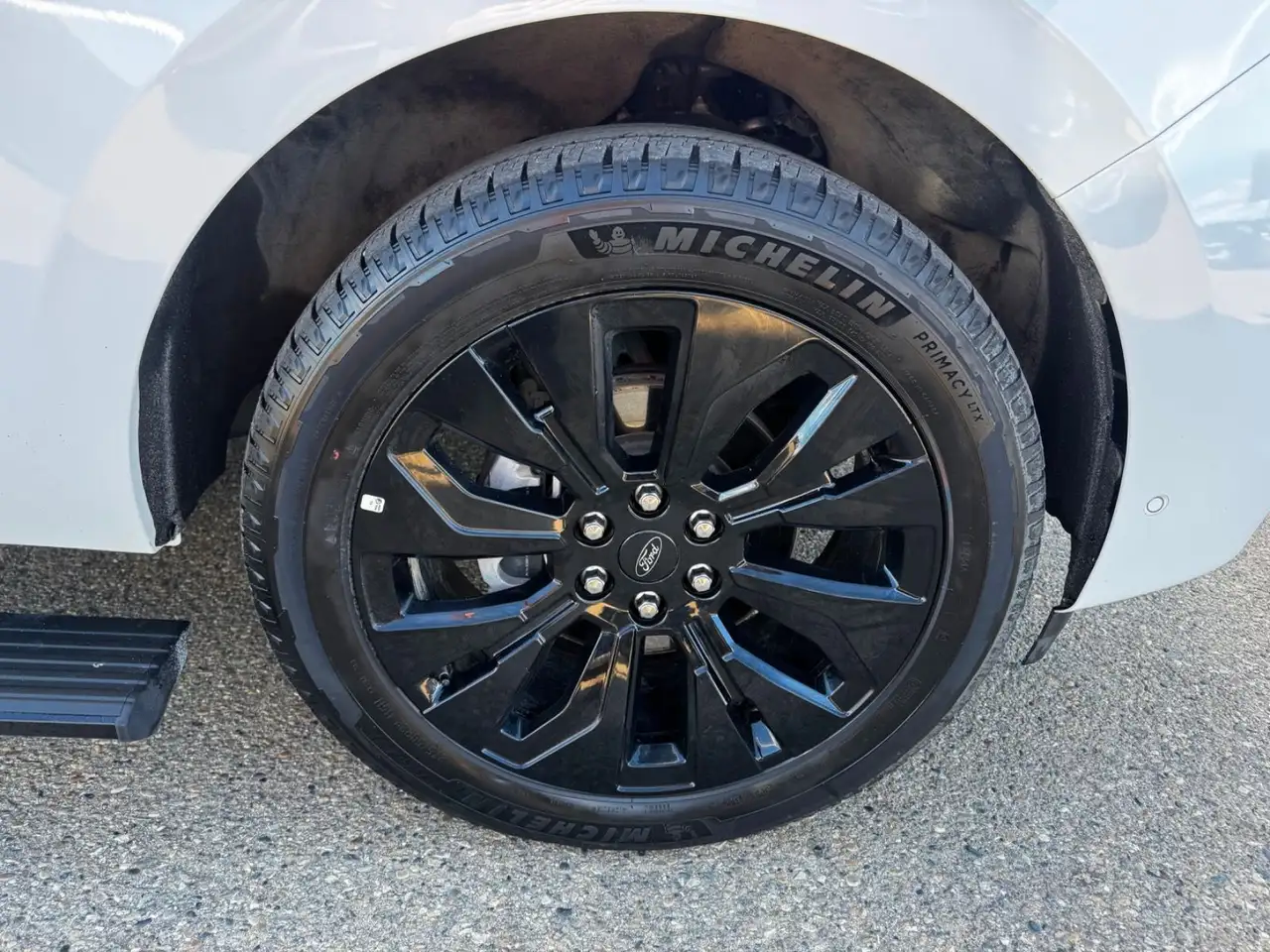 Ford Expedition - Image 9