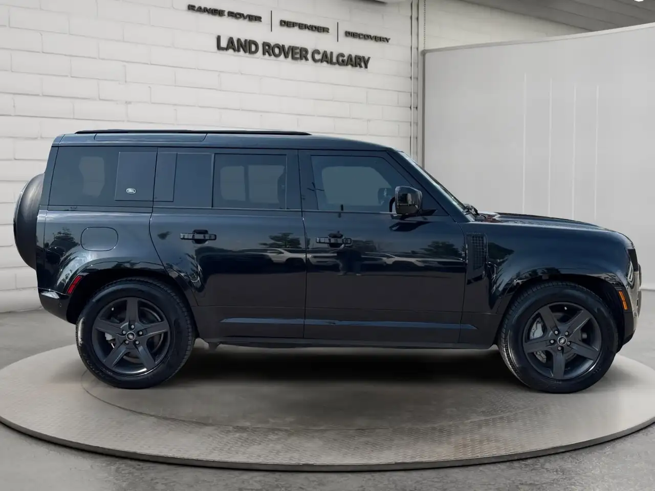 Land Rover Defender - Image 6