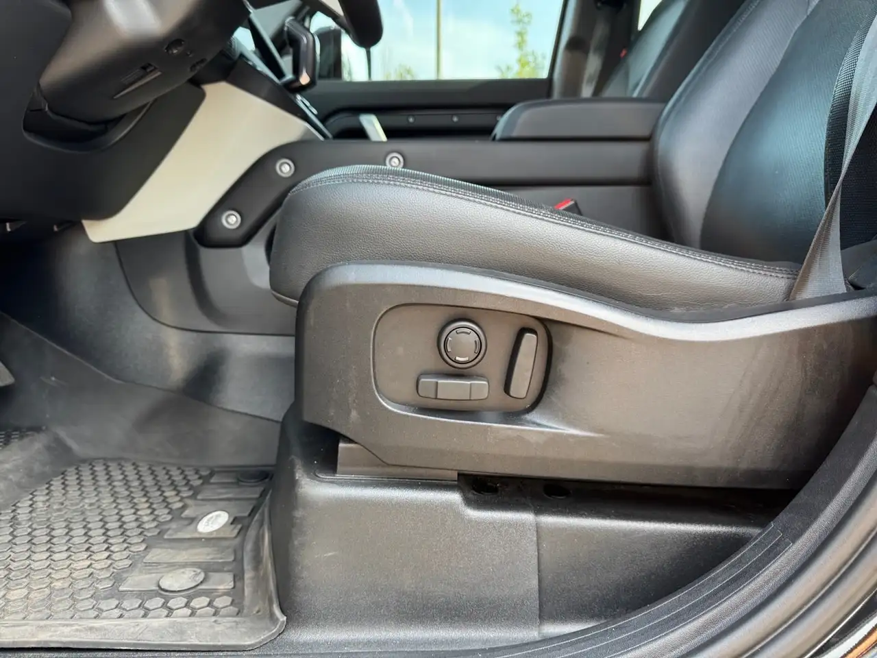 Land Rover Defender - Image 24