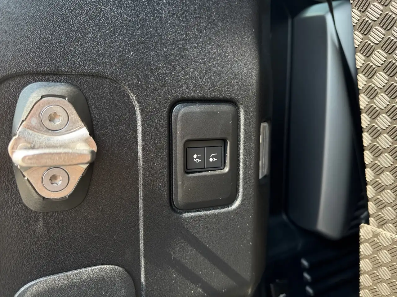 Land Rover Defender - Image 26
