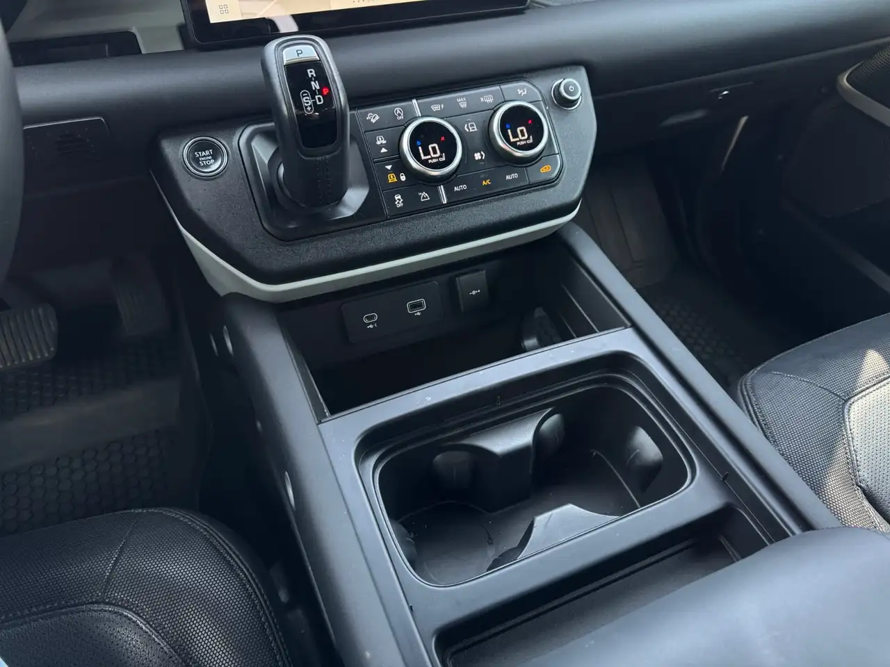 Land Rover Defender - Image 16
