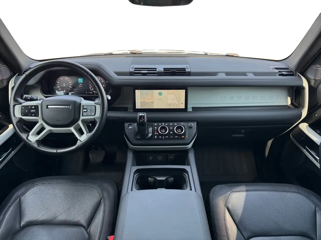 Land Rover Defender - Image 11