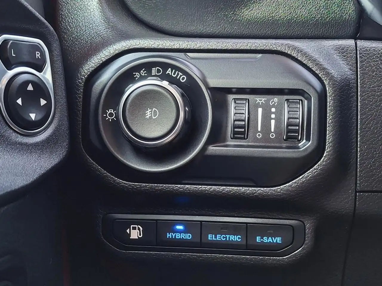 Jeep Wrangler - Image 14