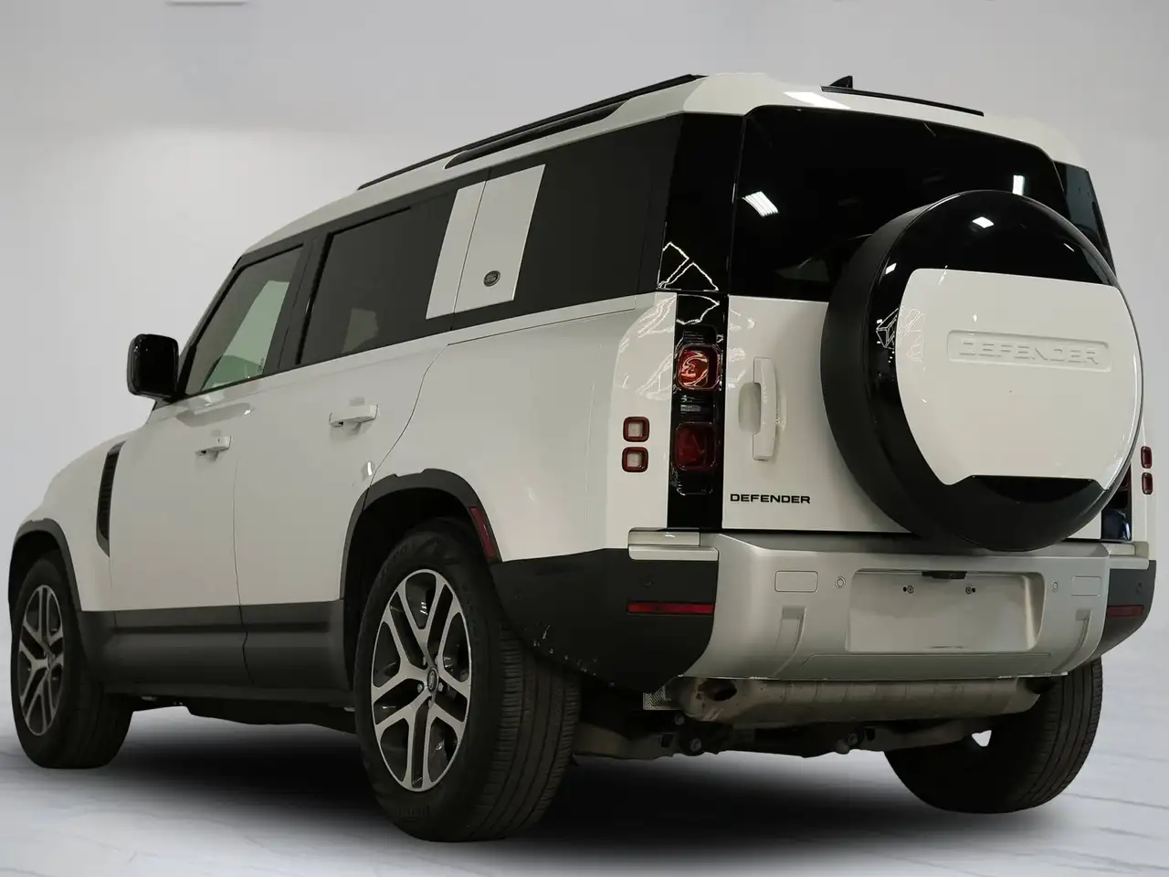 Land Rover Defender - Image 5