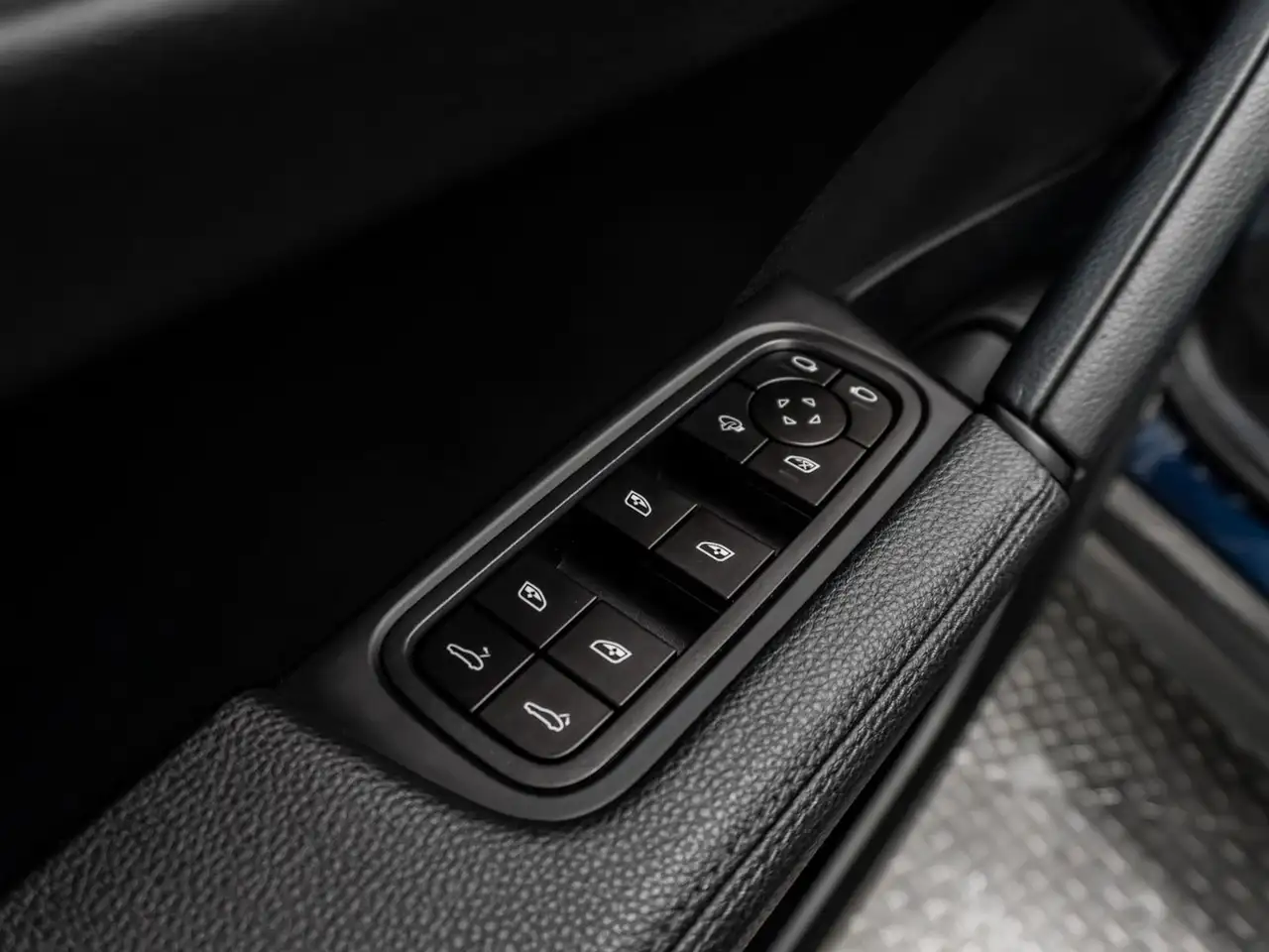 Porsche Cayenne - Image 26
