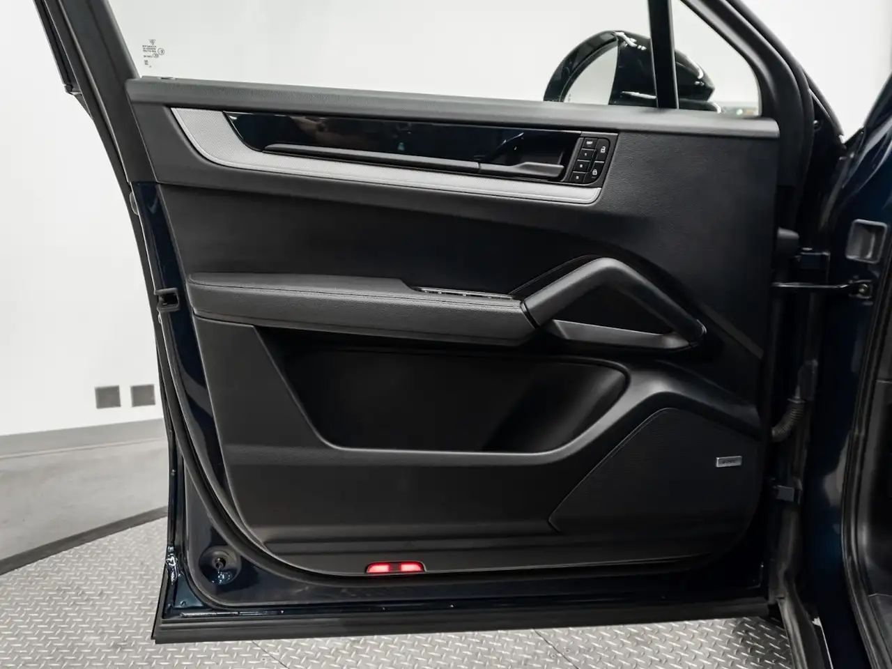 Porsche Cayenne - Image 25