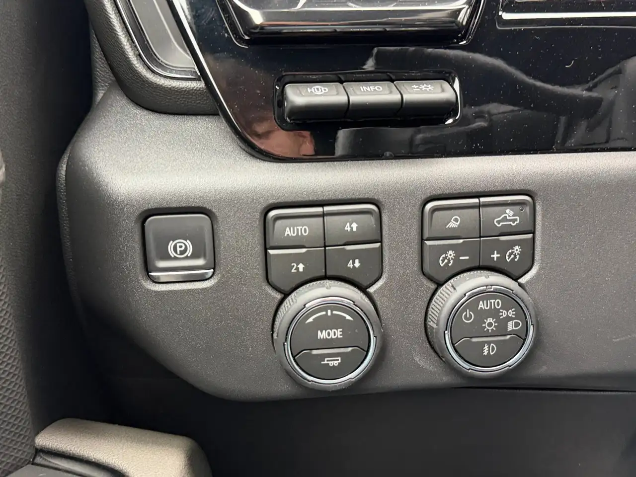 Chevrolet Silverado 1500 - Image 17