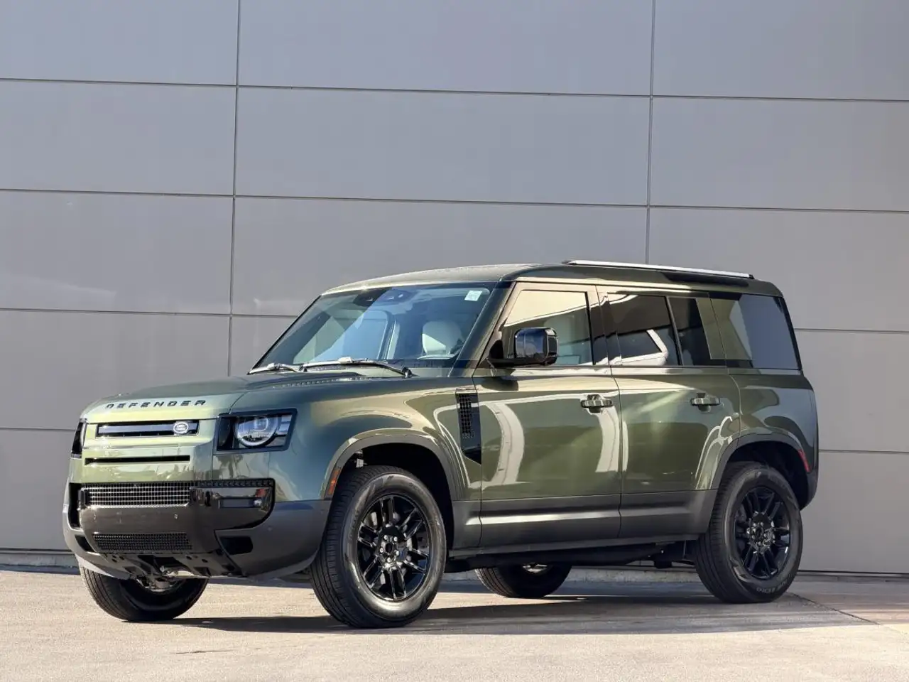 Land Rover Defender - Image 1