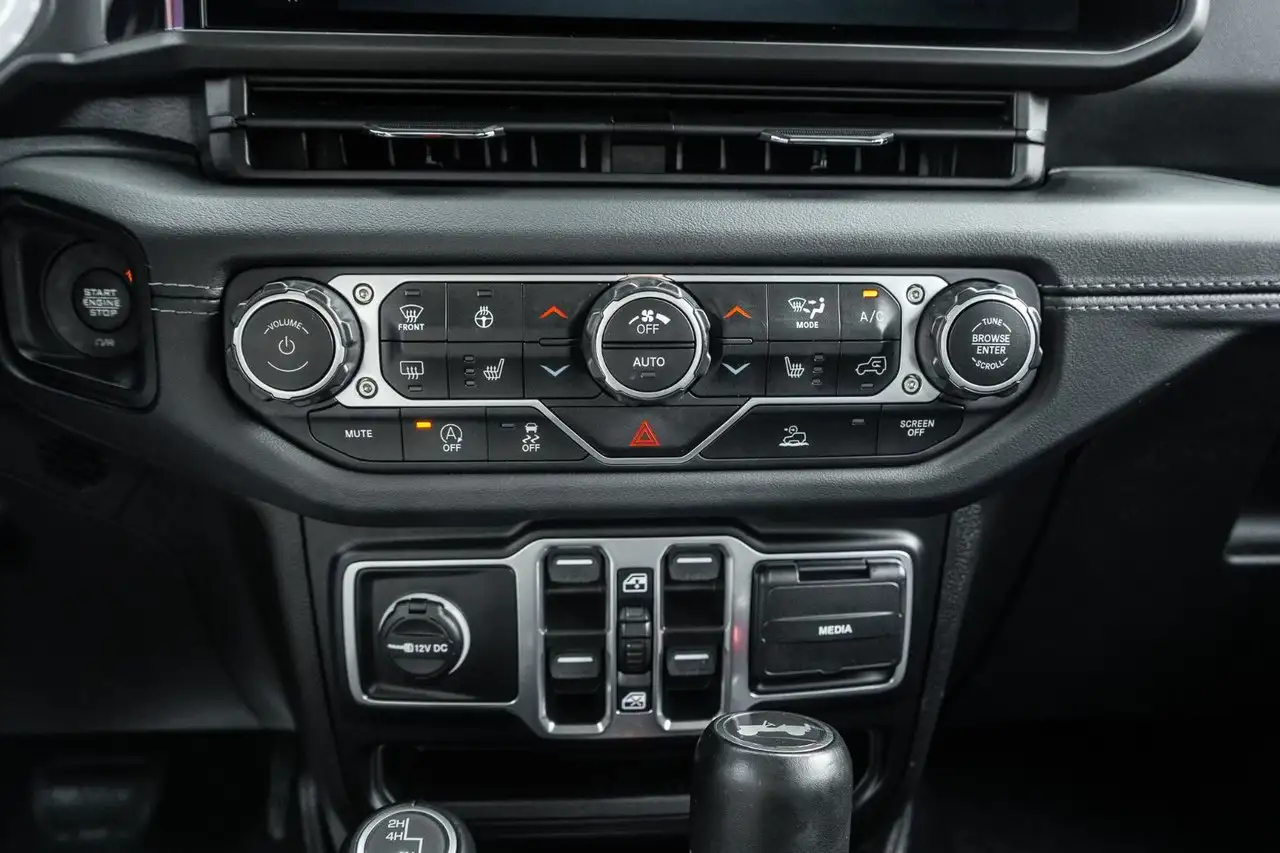 Jeep Wrangler - Image 18