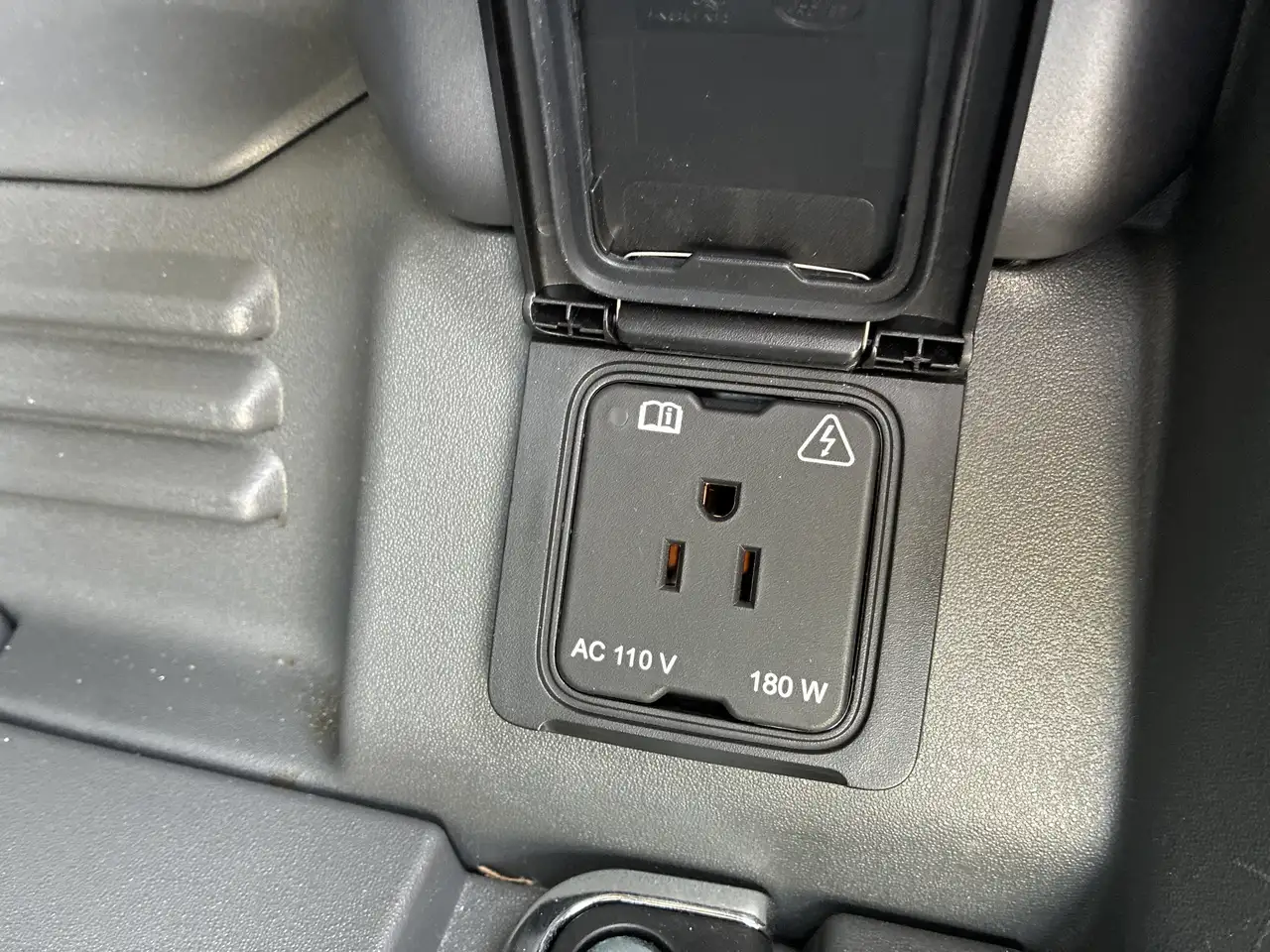 Land Rover Defender - Image 16