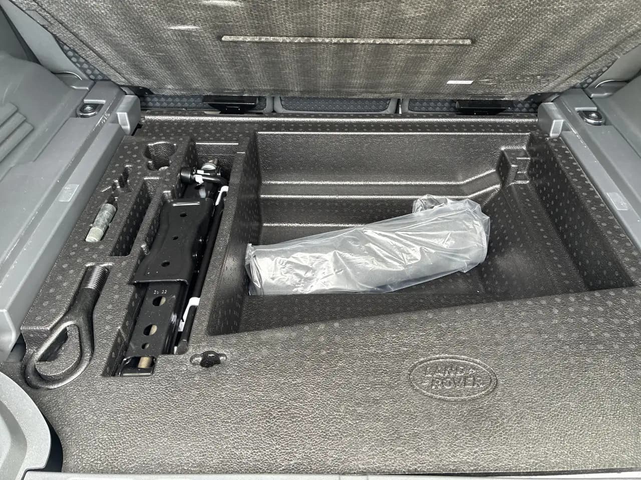 Land Rover Defender - Image 14