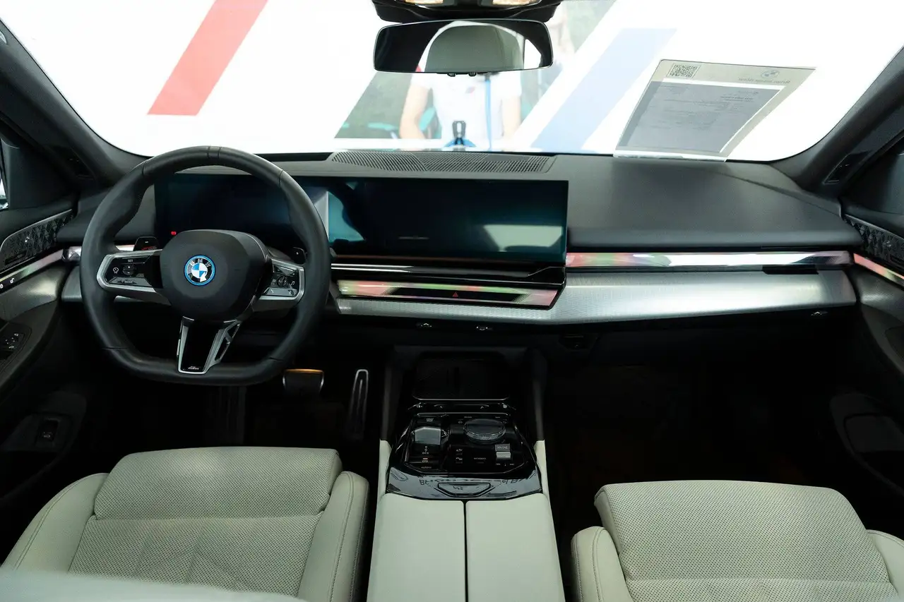 BMW 5 Series - Image 28