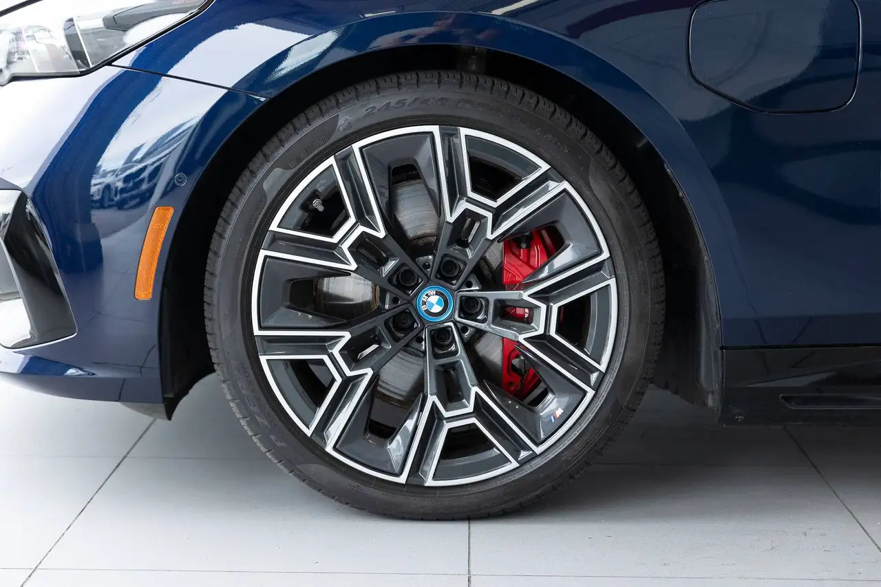BMW 5 Series - Image 7