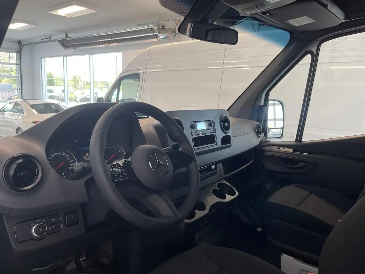 Mercedes-Benz Sprinter - Image 12
