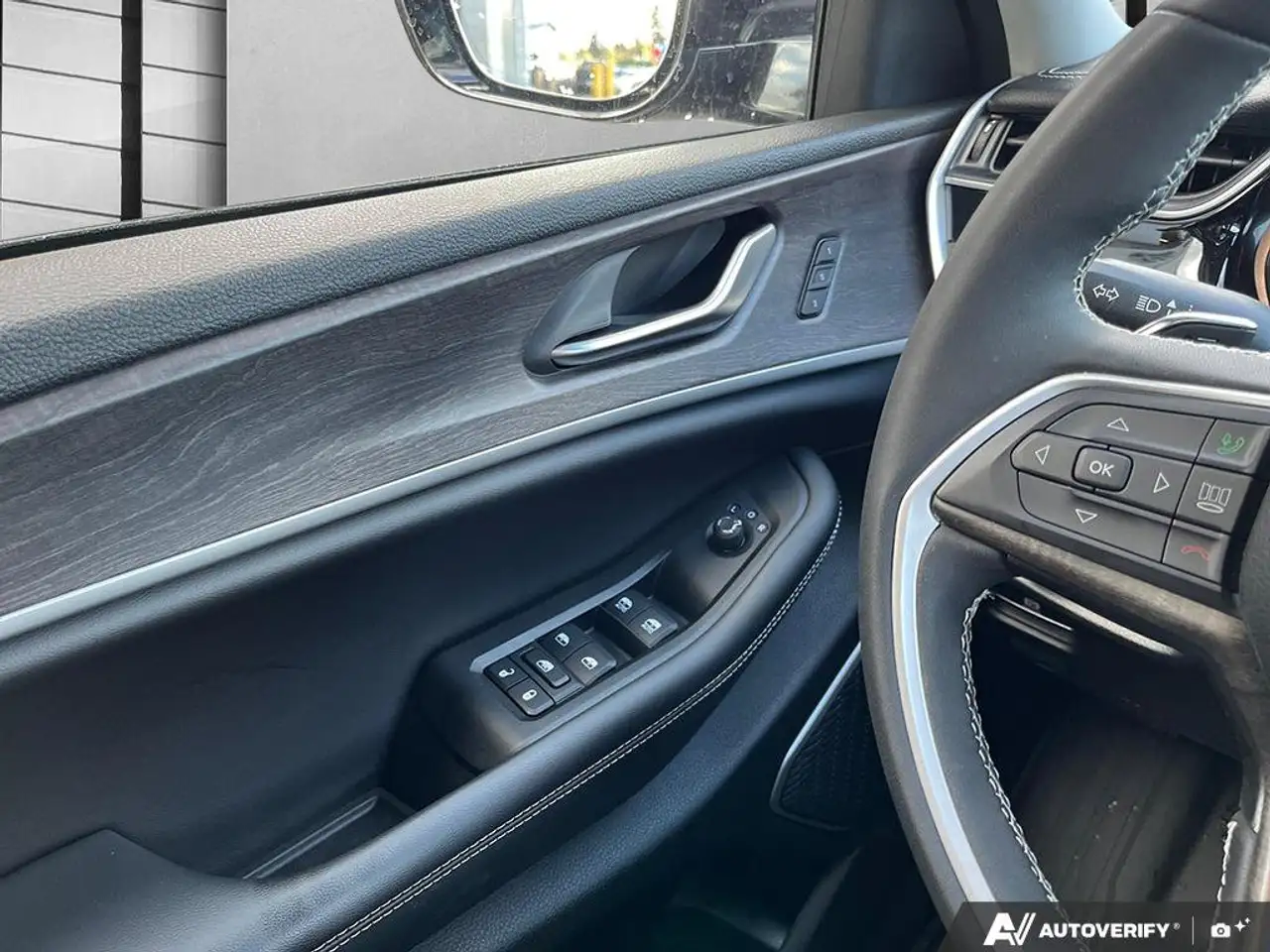 Jeep Grand Cherokee - Image 17