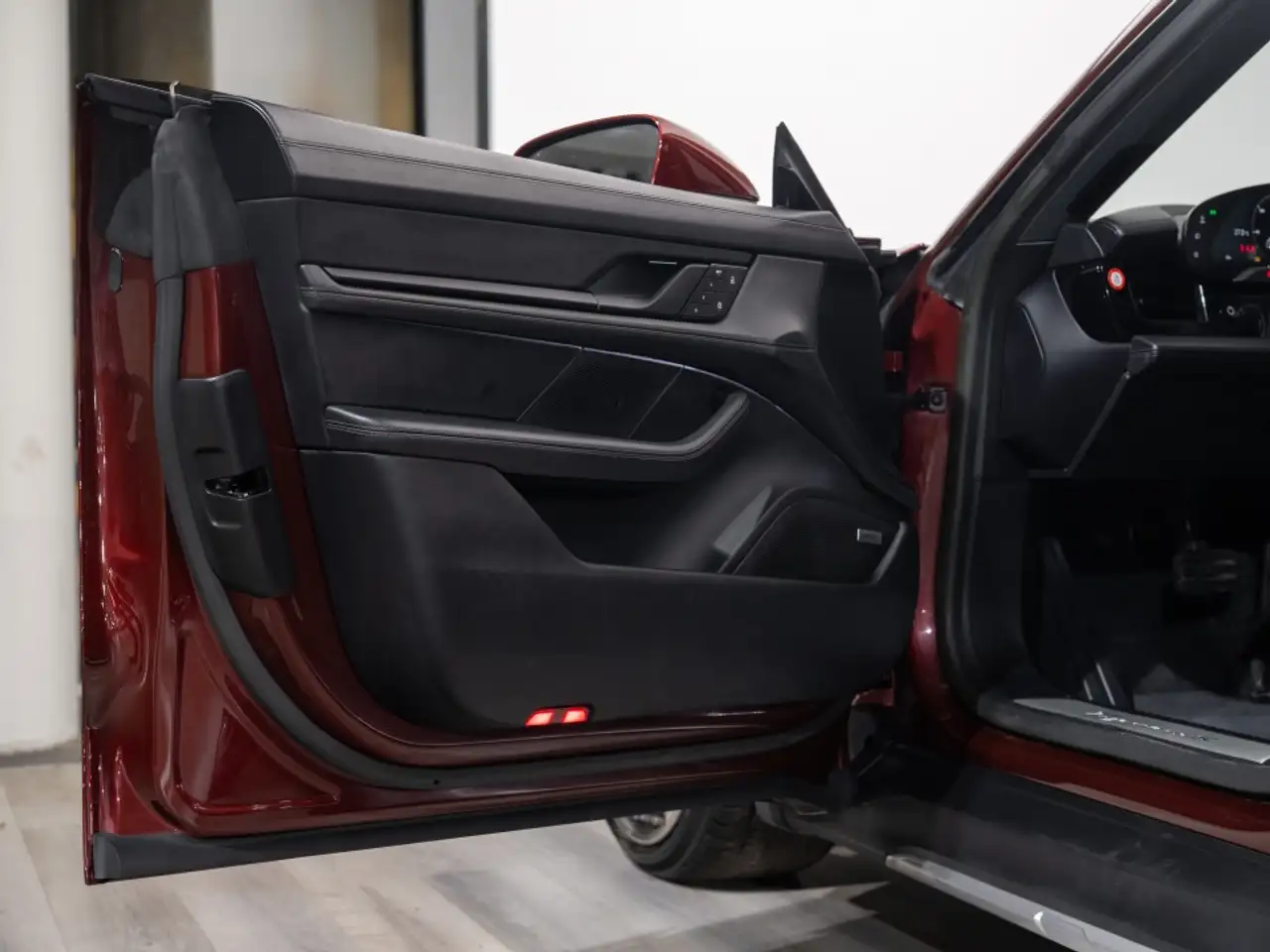 Porsche Taycan - Image 24