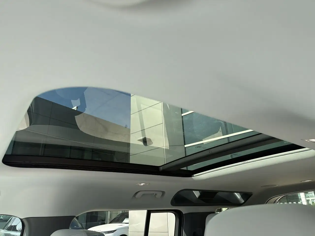 Land Rover Defender - Image 22
