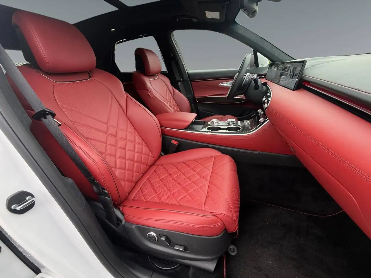 Genesis GV70 - Image 16