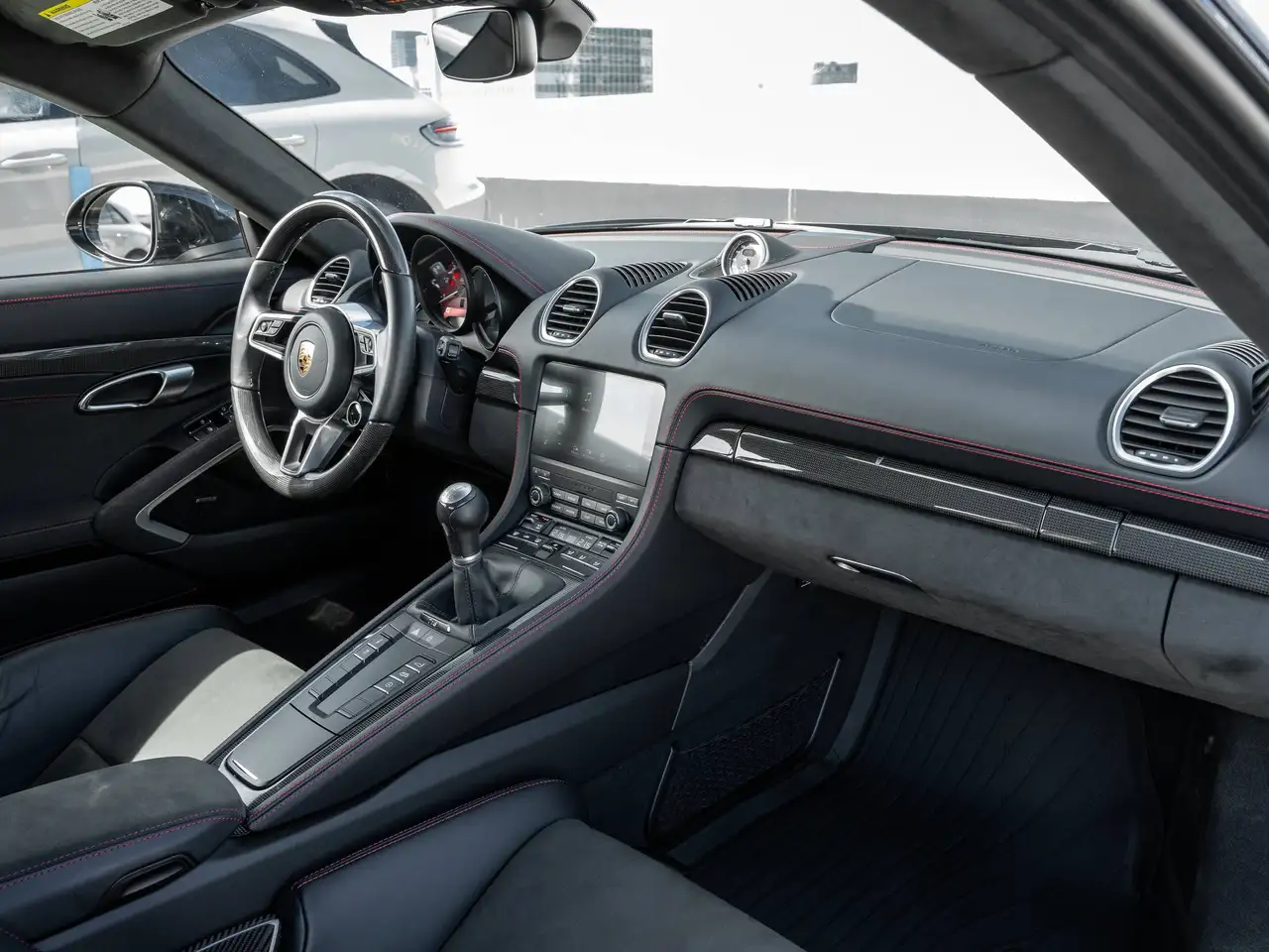 Porsche 718 Cayman - Image 33