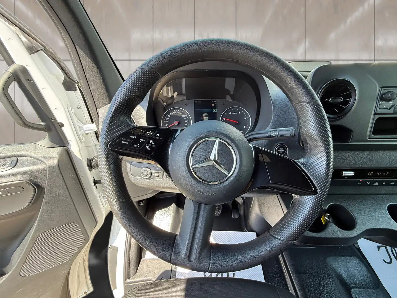 Mercedes-Benz Sprinter - Image 9