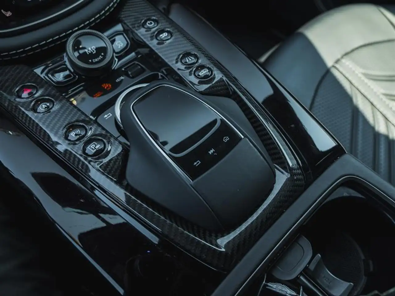 Aston Martin DBX - Image 26