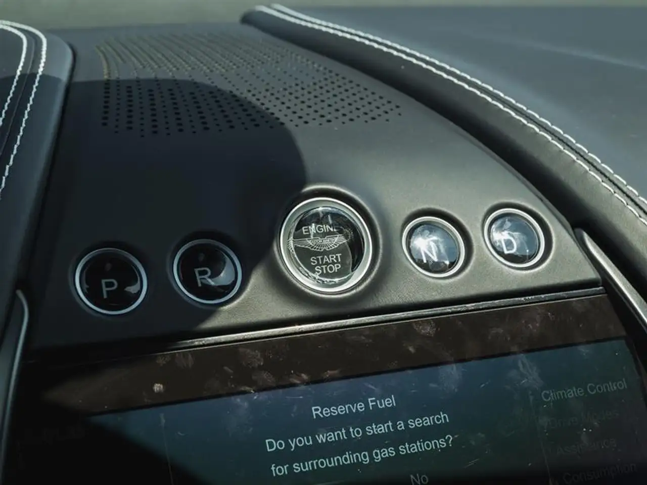 Aston Martin DBX - Image 25