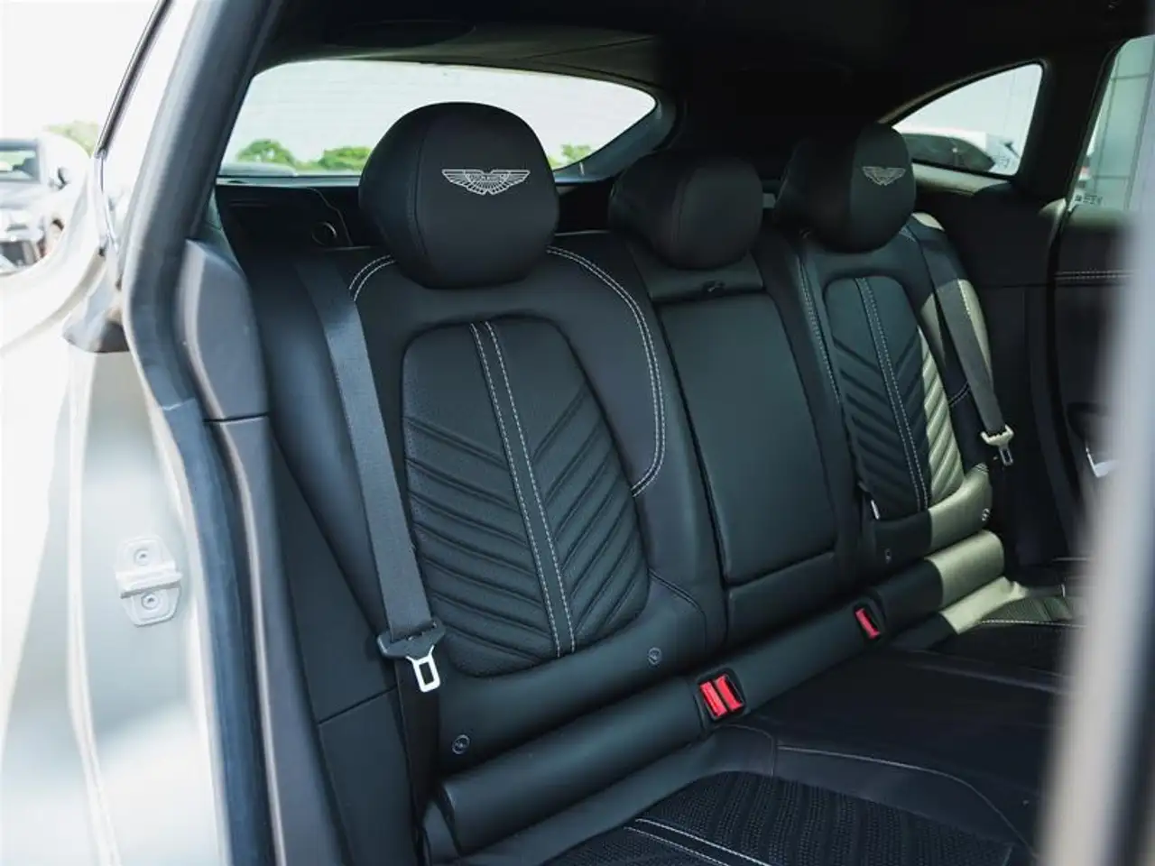 Aston Martin DBX - Image 12