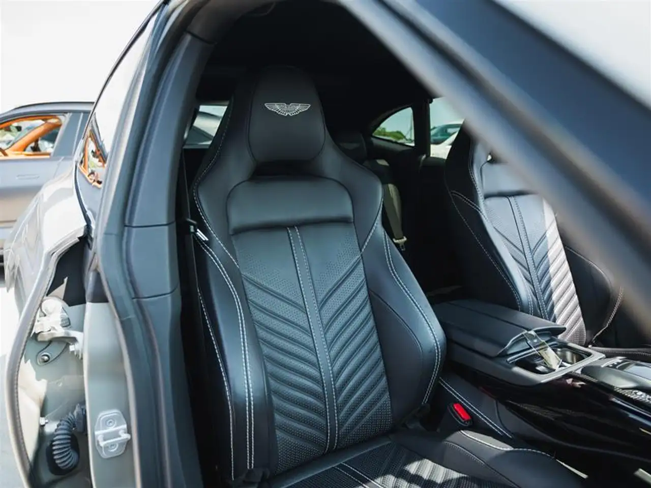 Aston Martin DBX - Image 13