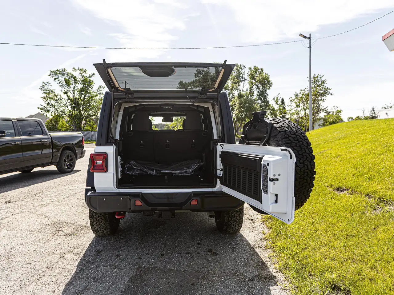 Jeep Wrangler - Image 11