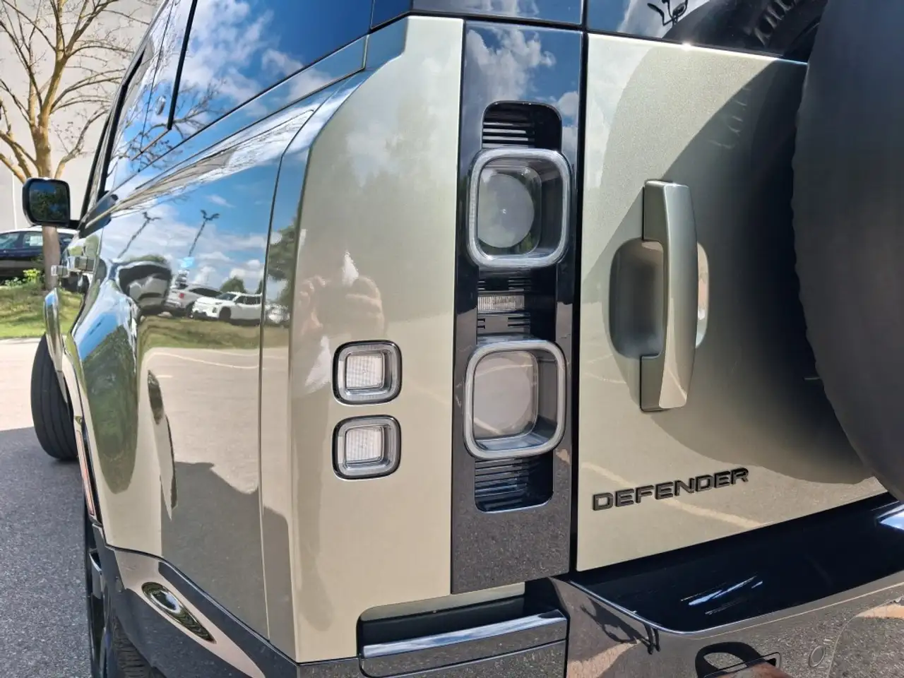 Land Rover Defender - Image 14