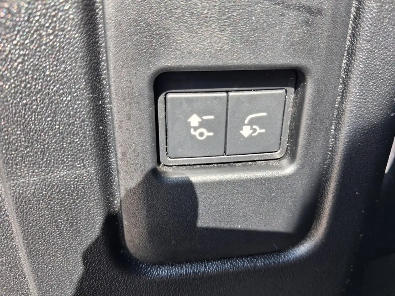 Land Rover Defender - Image 35