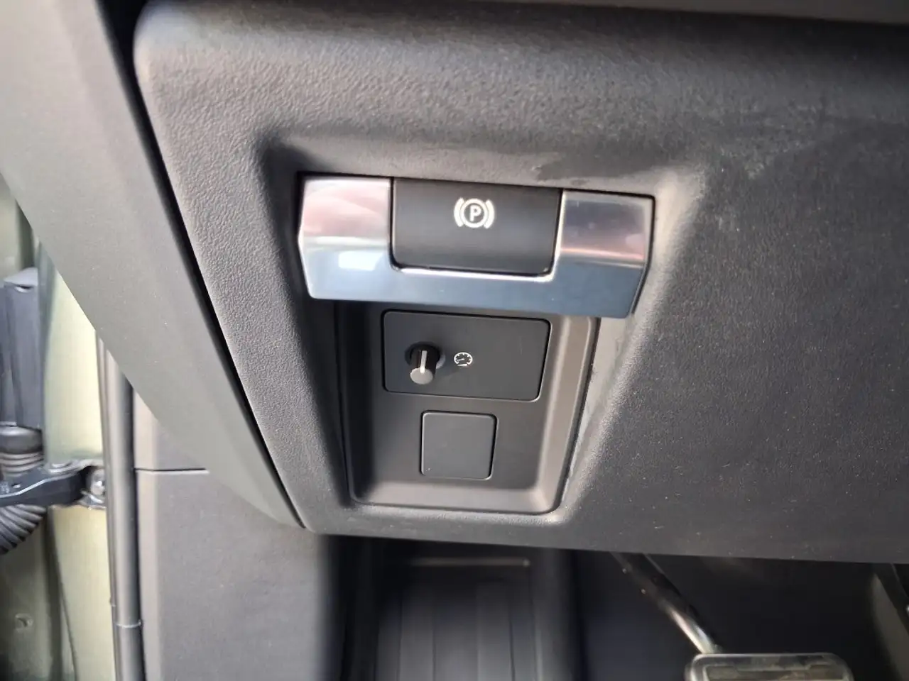 Land Rover Defender - Image 31