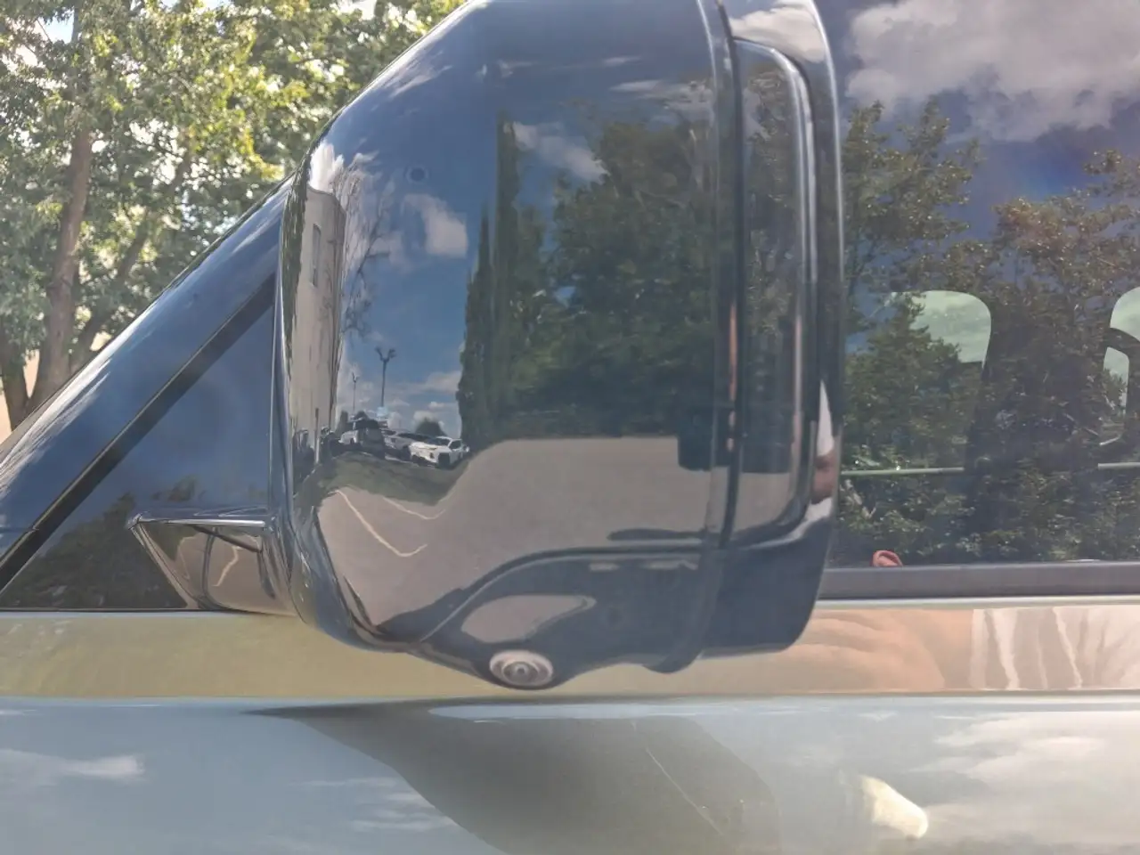Land Rover Defender - Image 13