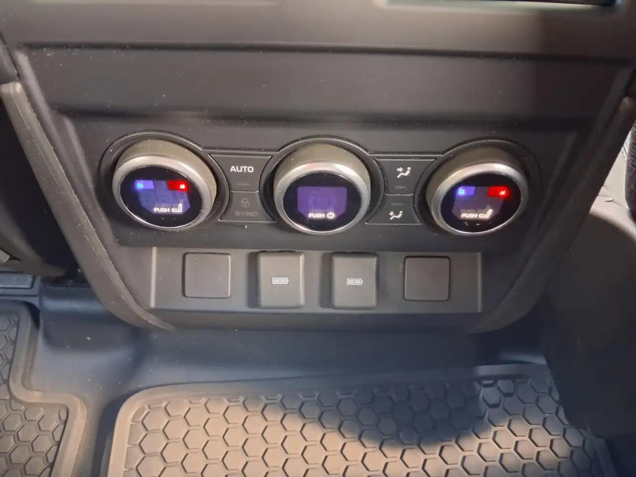 Land Rover Defender - Image 25