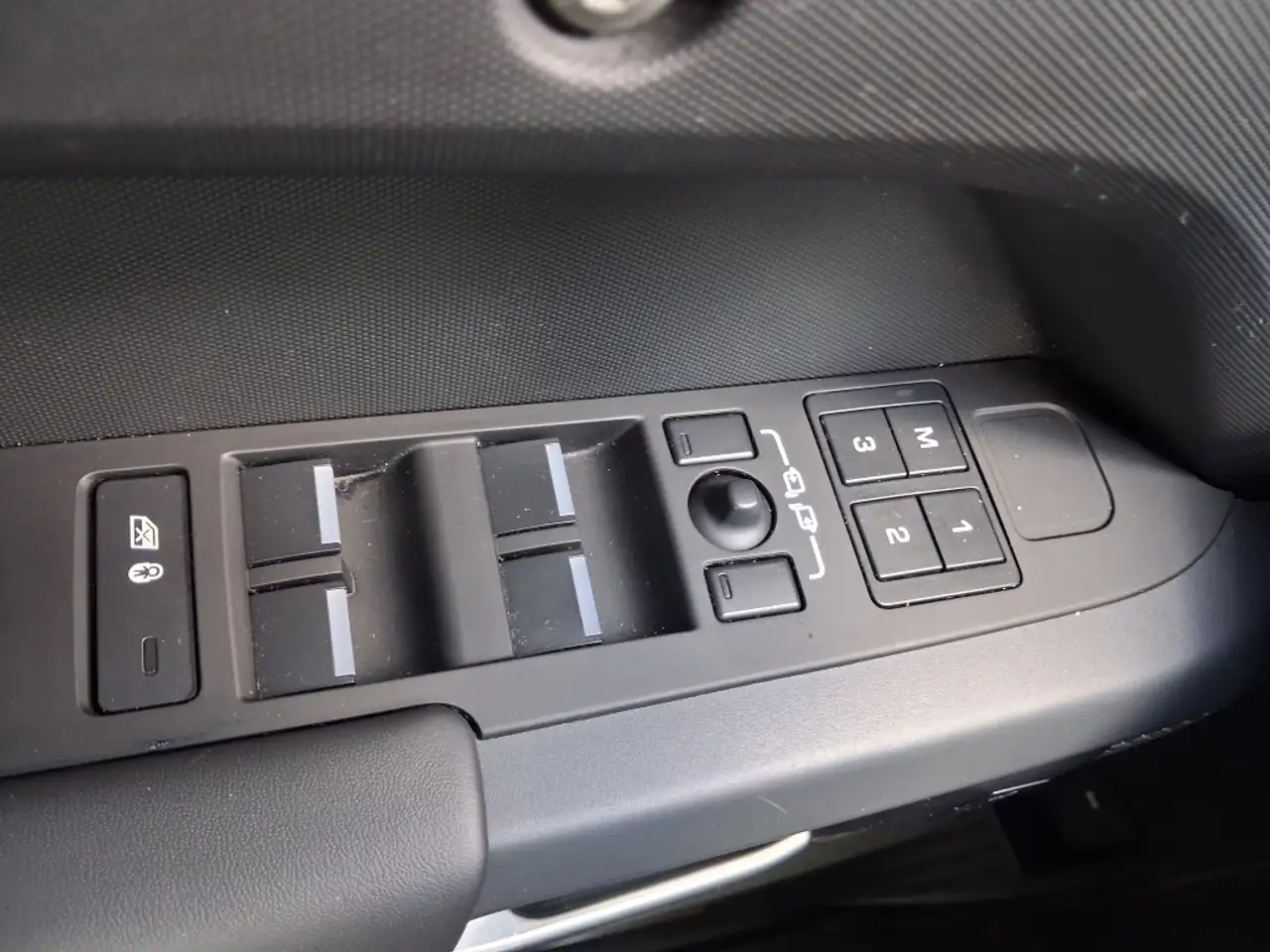 Land Rover Defender - Image 23
