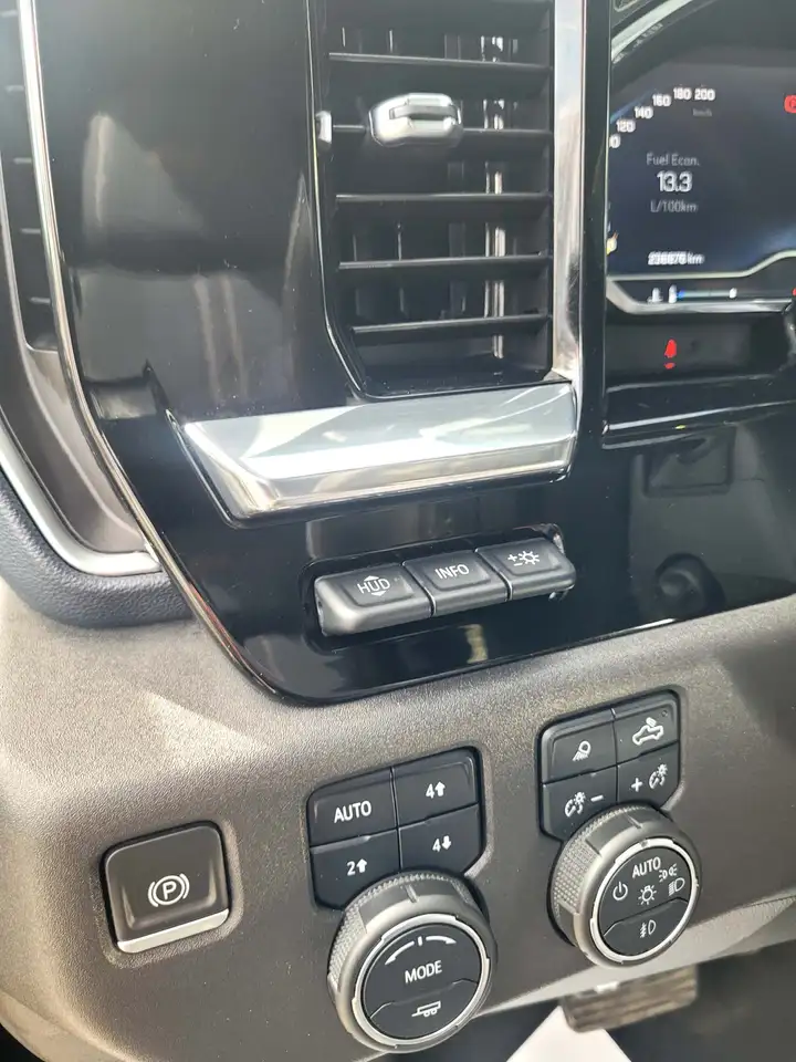Chevrolet Silverado 1500 - Image 12