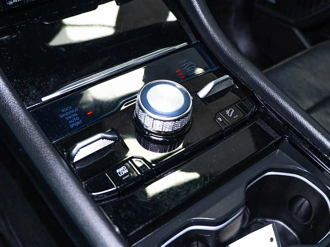 Jeep Grand Cherokee - Image 24