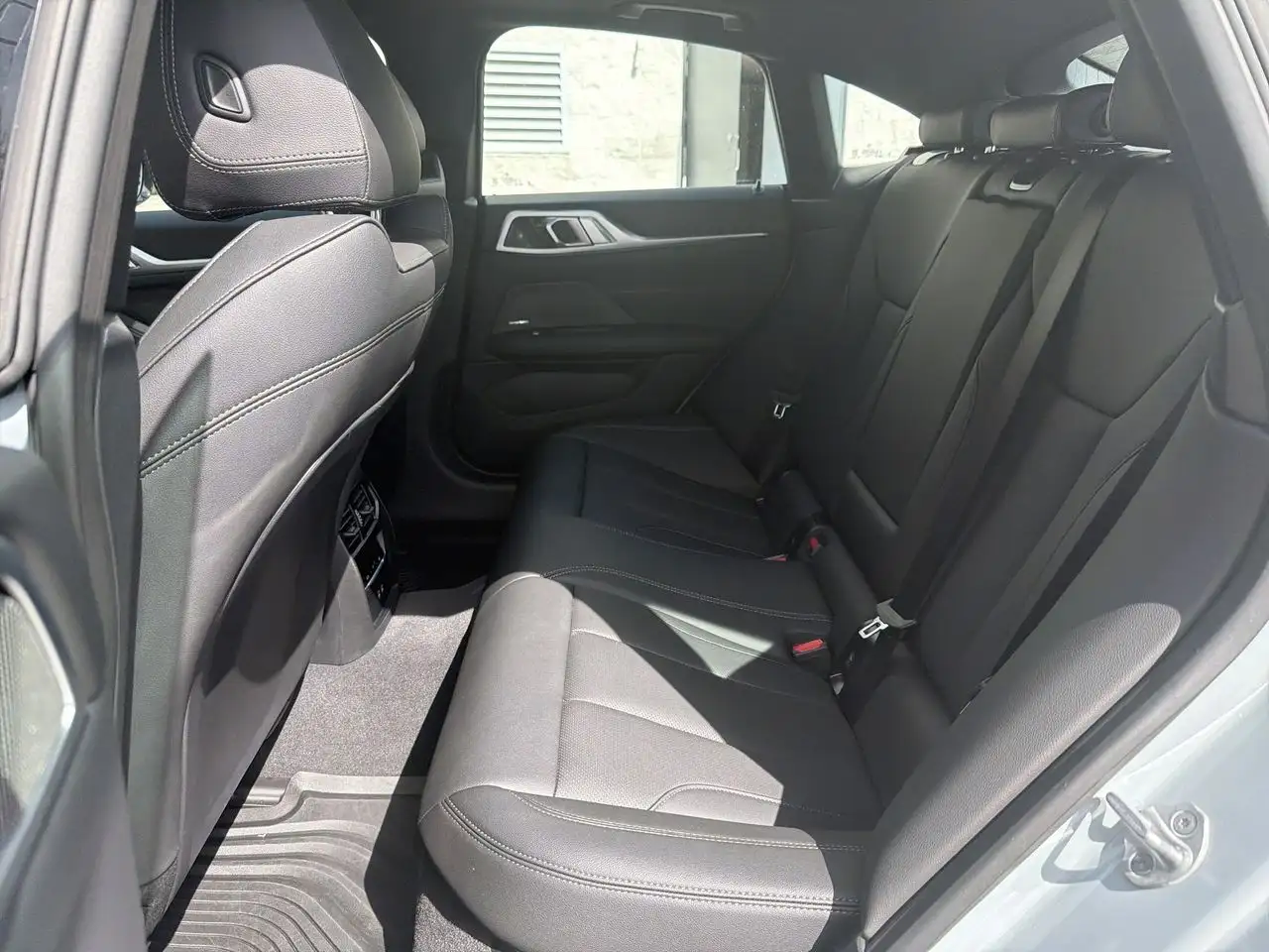 BMW i4 - Image 9